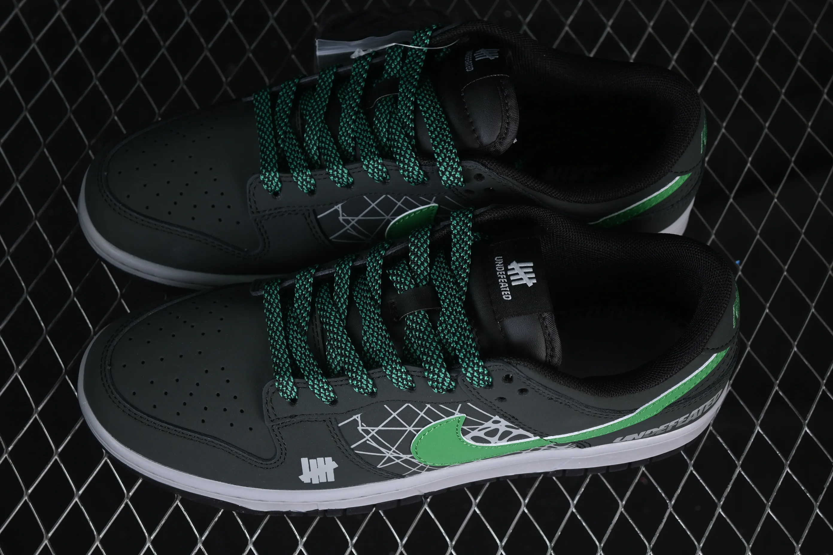 All categories Nk SB Dunk Series Nk SB Dunk Low High-end customized low-top sneakers Nike SB Dunk Low UN joint creative black and green hook High-end customized low-top casual sneakers QW5836-019